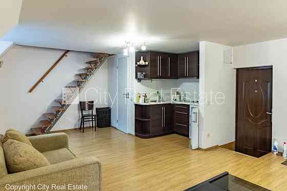 Фасадный дом, реставрированный дом, вход с улицы, мансарда, окна выходят в обе Rīga