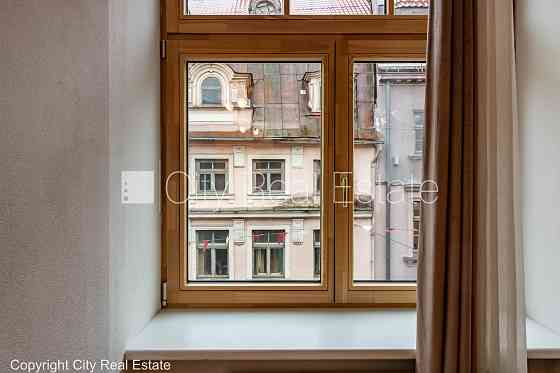 Фасадный дом, реставрированный дом, вход с улицы, мансарда, окна выходят в обе Rīga