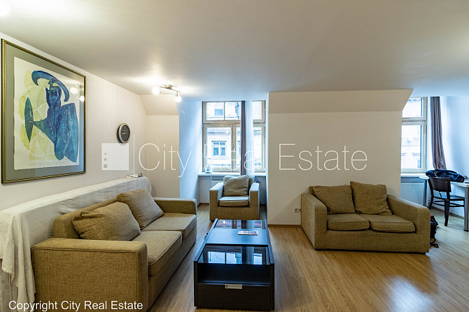 Fasādes māja, restaurēta māja, ieeja no ielas, mansards, logi vērsti mājas abās pusēs, Rīga - foto 1