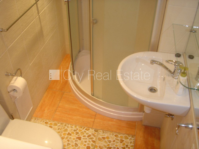 Fasādes māja, restaurēta māja, ieeja no ielas, mansards, logi vērsti mājas abās pusēs, Rīga - foto 12