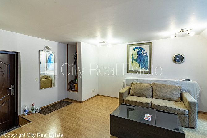 Fasādes māja, restaurēta māja, ieeja no ielas, mansards, logi vērsti mājas abās pusēs, Rīga - foto 4