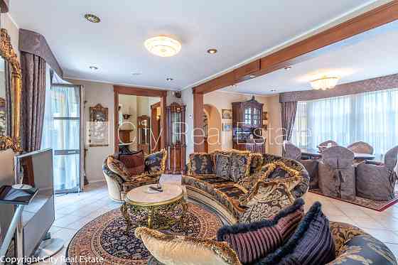 Частный дом, подъездная дорога покрыта брущаткoй, автоматическая система полива Рига