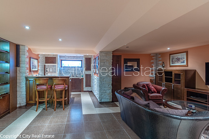 Частный дом, подъездная дорога покрыта брущаткoй, автоматическая система полива Рига - изображение 19