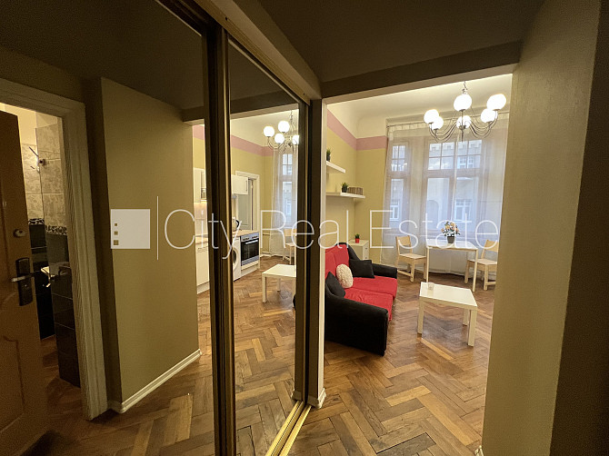 Fasādes māja, renovēta māja, ir lifts, kāpņu telpa pēc kapitālā remonta, viena istaba Rīga - foto 10