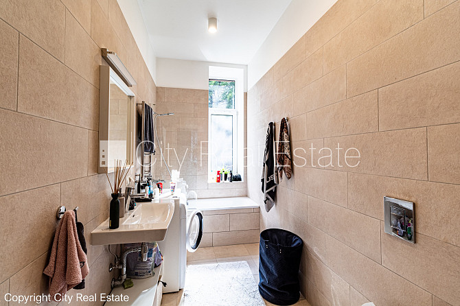 Fasādes māja, renovēta māja, vieta automašīnai, ieeja no ielas un pagalma, logi vērsti Rīga - foto 13