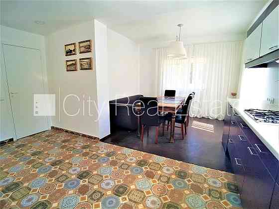 Реновированный дом, благоустроенный озеленённый двор, территория обнесена Jūrmala