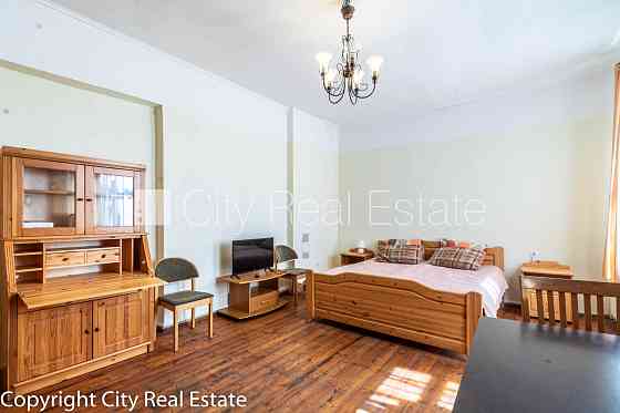 Дом во дворе, реновированный дом, закрытый двор, въездные ворота оснащены Рига