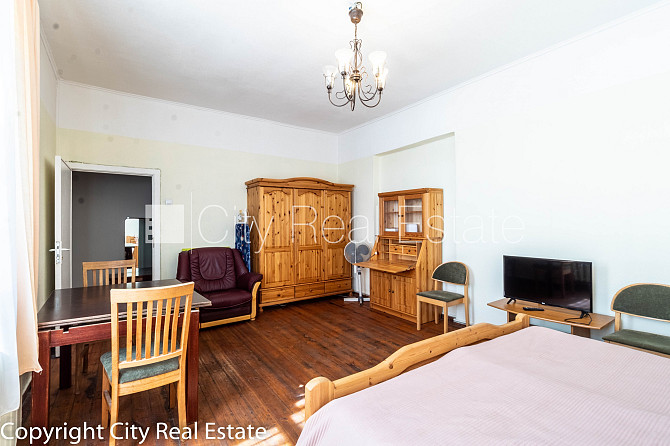 Дом во дворе, реновированный дом, закрытый двор, въездные ворота оснащены Рига - изображение 4