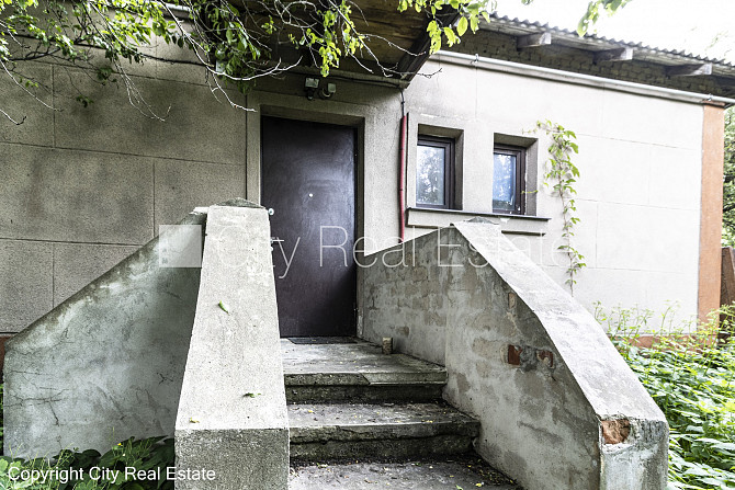 Zeme īpašumā, fasādes māja, renovēta māja, mainīts Jumta segums, labiekārtota apzaļumota Rīga - foto 1