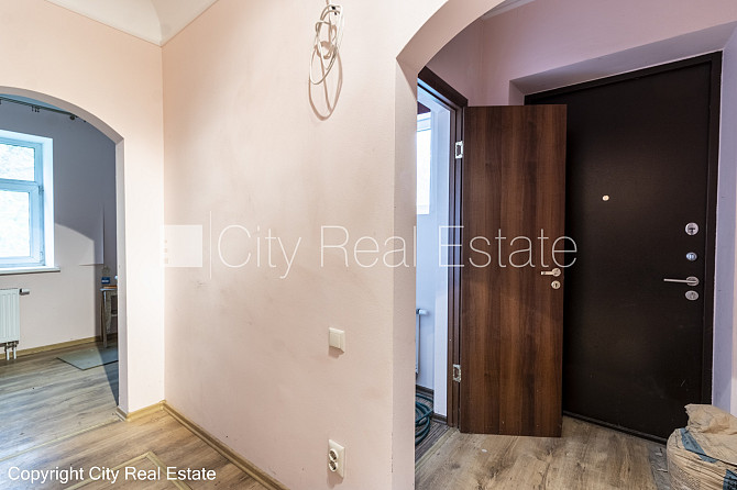 Zeme īpašumā, fasādes māja, renovēta māja, mainīts Jumta segums, labiekārtota apzaļumota Rīga - foto 17