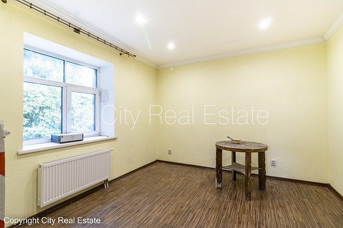 Zeme īpašumā, fasādes māja, renovēta māja, mainīts Jumta segums, labiekārtota apzaļumota Rīga - foto 5