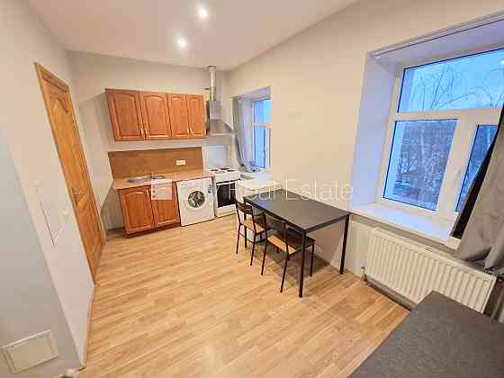 Фасадный дом, реновированный дом, закрытый двор, вход с улицы, лестничная клетка Рига