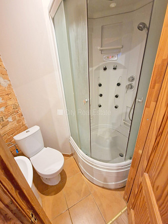 Фасадный дом, реновированный дом, закрытый двор, вход с улицы, лестничная клетка Рига - изображение 6