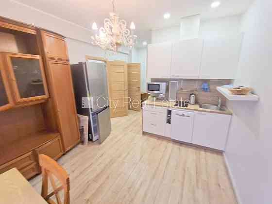 Здание во дворе, реновированный дом, благоустроенный озеленённый двор, место для Рига