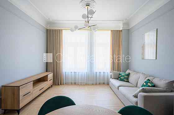 Реновированный дом, лифт, лестничная клетка после капитального ремонта, окна Рига