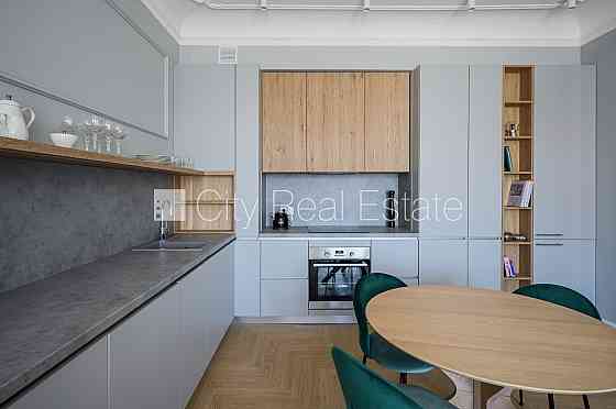 Реновированный дом, лифт, лестничная клетка после капитального ремонта, окна Рига