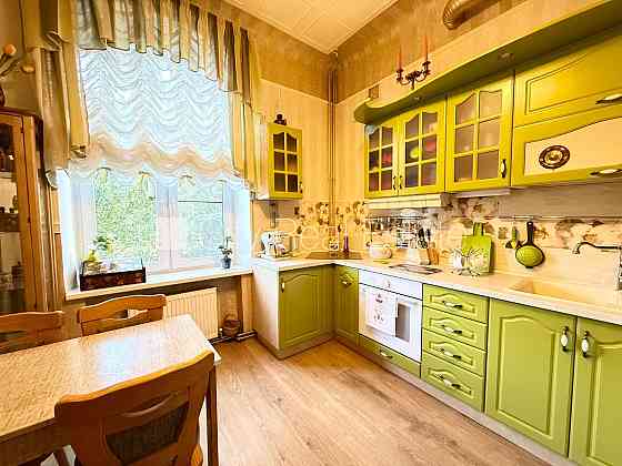 Фасадный дом, благоустроенная озеленённая территория, закрытый двор, закрытая Rīga