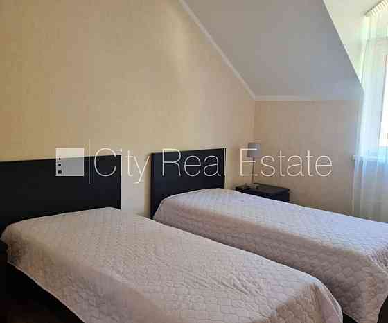 Реновированный дом, благоустроенная озеленённая территория, территория Jūrmala