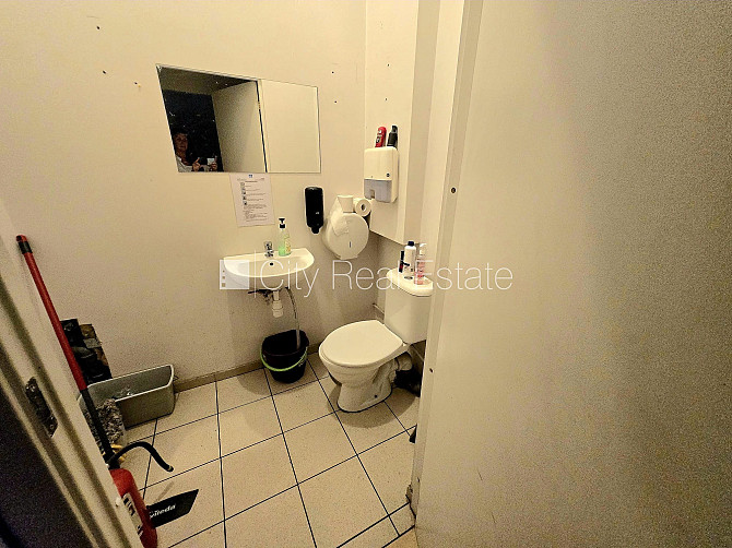 Fasādes māja, divas ieejas, gāzes apkure, lielie skatlogi, tualete 2,2 m2, telpas Rīga - foto 8