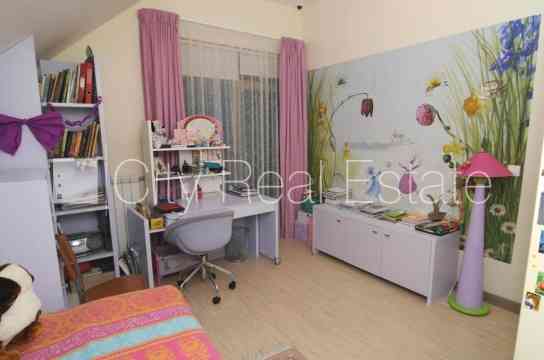 Благоустроенный озеленённый двор, территория обнесена забором, количество Юрмала