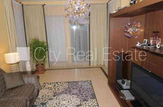 Благоустроенный озеленённый двор, территория обнесена забором, количество Юрмала