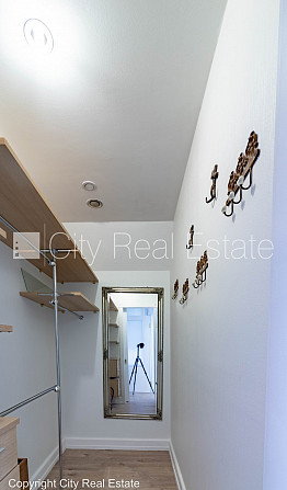 Privātmāja, renovēta māja, vieta automašīnai, teritorijas stāvlaukums noklāts ar Rīga - foto 11