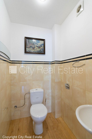 Privātmāja, renovēta māja, vieta automašīnai, teritorijas stāvlaukums noklāts ar Rīga - foto 8