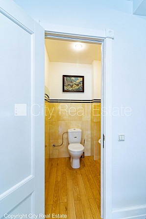 Privātmāja, renovēta māja, vieta automašīnai, teritorijas stāvlaukums noklāts ar Rīga - foto 12