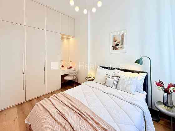 Реновированный дом, лестничная клетка после капитального ремонта, окна выходят Rīga