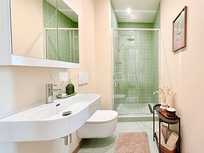 Renovēta māja, kāpņu telpa pēc kapitālā remonta, logi vērsti uz ielas pusi, guļamistabu Rīga - foto 9