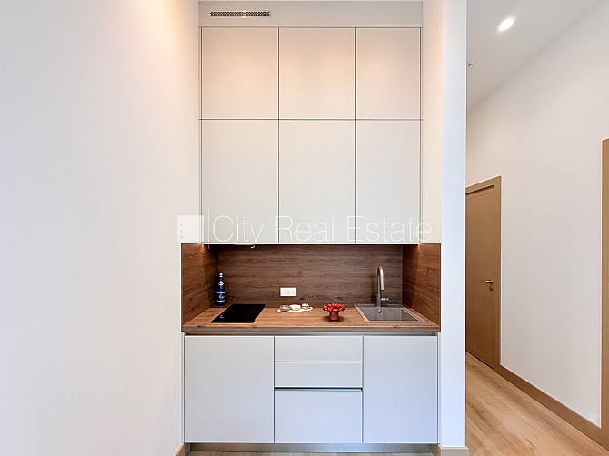 Renovēta māja, kāpņu telpa pēc kapitālā remonta, logi vērsti uz ielas pusi, guļamistabu Rīga - foto 4