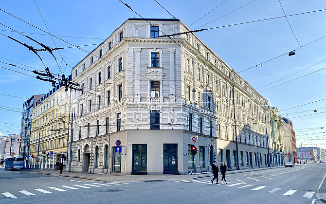 Renovēta māja, kāpņu telpa pēc kapitālā remonta, logi vērsti uz ielas pusi, guļamistabu Rīga - foto 12