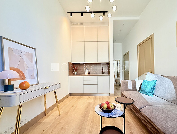 Renovēta māja, kāpņu telpa pēc kapitālā remonta, logi vērsti uz ielas pusi, guļamistabu Rīga - foto 1