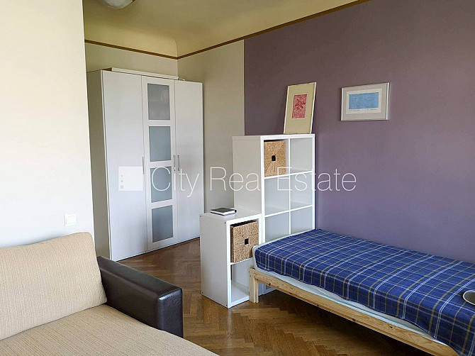 Фасадный дом, вход с улицы, лифт, балкон, студио, кухня объединена с гостинной, Рига - изображение 8