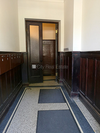 Фасадный дом, вход с улицы, лифт, балкон, студио, кухня объединена с гостинной, Рига - изображение 14