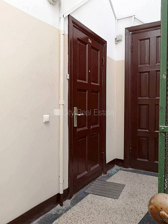 Фасадный дом, вход с улицы, лифт, балкон, студио, кухня объединена с гостинной, Рига - изображение 12