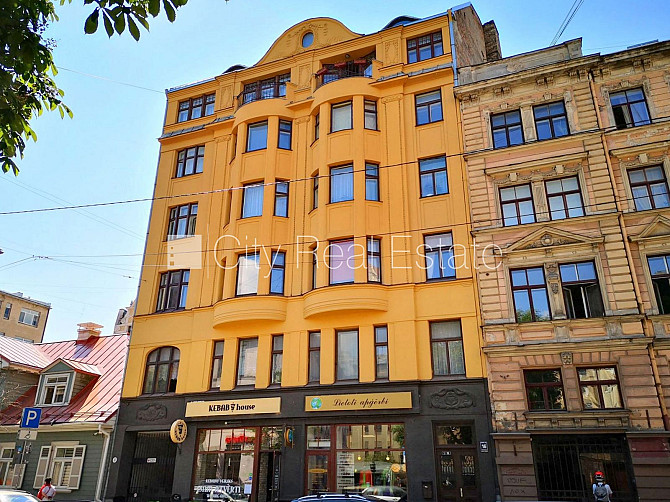 Фасадный дом, вход с улицы, лифт, балкон, студио, кухня объединена с гостинной, Рига - изображение 15