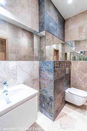 Новостройка, здание во дворе, закрытый двор, до ближайшей парковки 70 м, вход со Рига