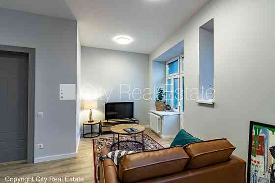 Дом во дворе, реновированный дом, благоустроенная озеленённая территория, вход с Рига