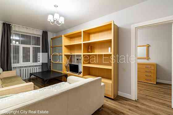 Здание во дворе, благоустроенная озеленённая территория, место для машины, Рига