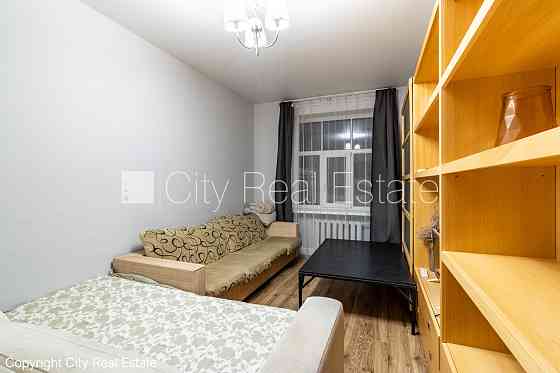 Здание во дворе, благоустроенная озеленённая территория, место для машины, Рига