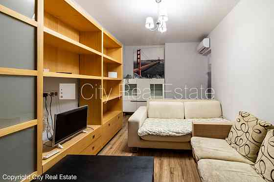 Здание во дворе, благоустроенная озеленённая территория, место для машины, Рига