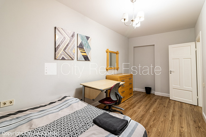 Здание во дворе, благоустроенная озеленённая территория, место для машины, Рига - изображение 3