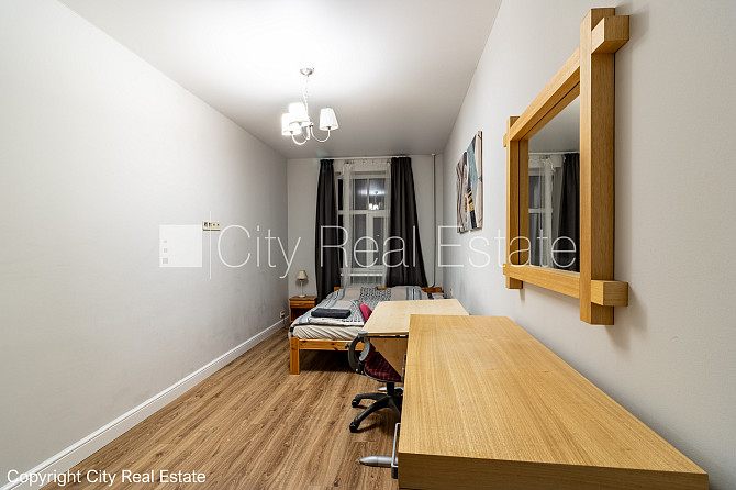 Здание во дворе, благоустроенная озеленённая территория, место для машины, Рига - изображение 2