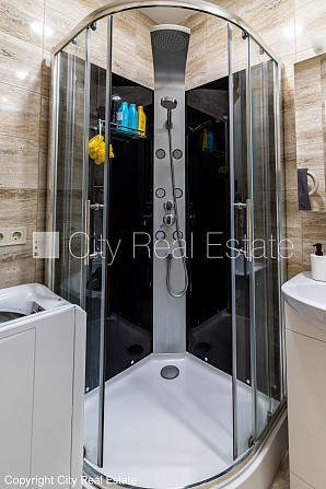 Здание во дворе, благоустроенная озеленённая территория, место для машины, Рига - изображение 14