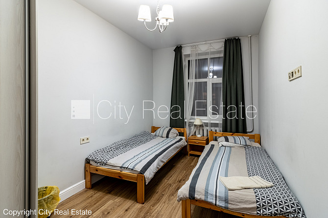 Здание во дворе, благоустроенная озеленённая территория, место для машины, Рига - изображение 7