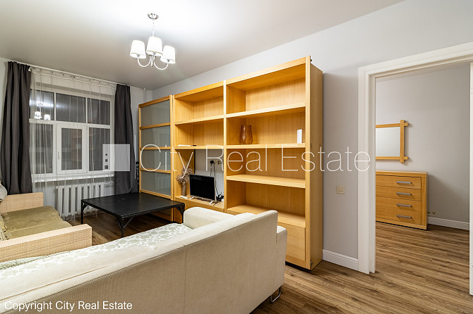 Здание во дворе, благоустроенная озеленённая территория, место для машины, Рига - изображение 4