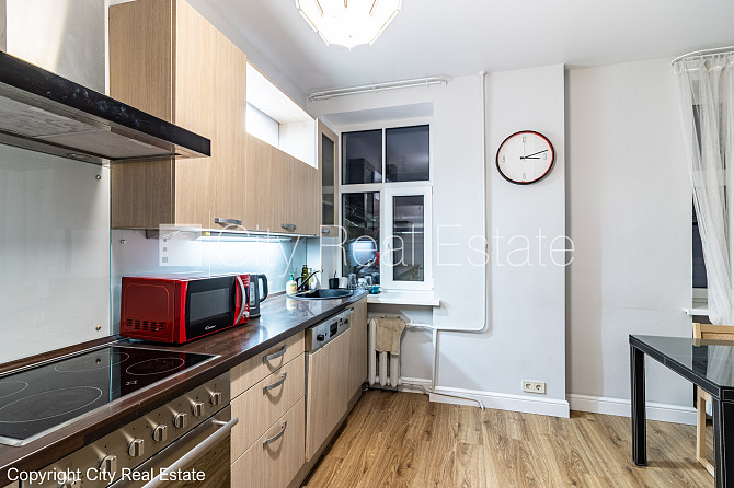 Здание во дворе, благоустроенная озеленённая территория, место для машины, Рига - изображение 9