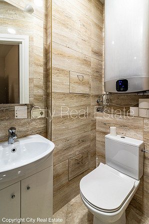 Здание во дворе, благоустроенная озеленённая территория, место для машины, Рига - изображение 16