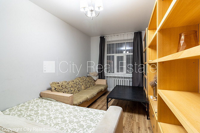 Здание во дворе, благоустроенная озеленённая территория, место для машины, Рига - изображение 5